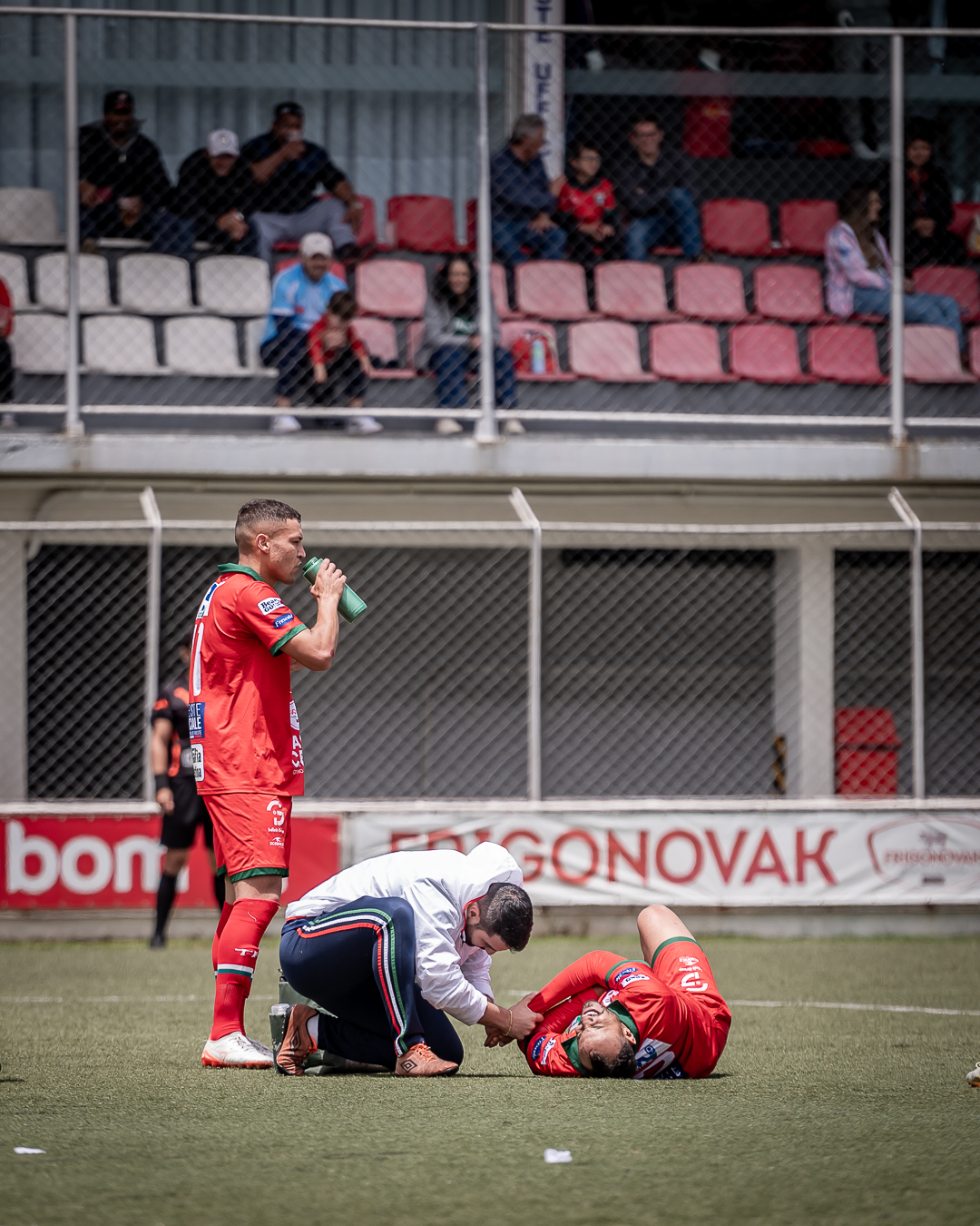 Dr. Victor Hauly atendendo atleta lesionado dentro de campo