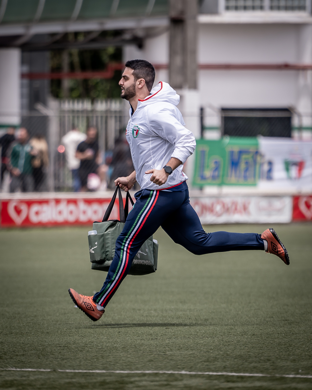 Dr. Victor Hauly entrando em campo com a maleta de atendimento