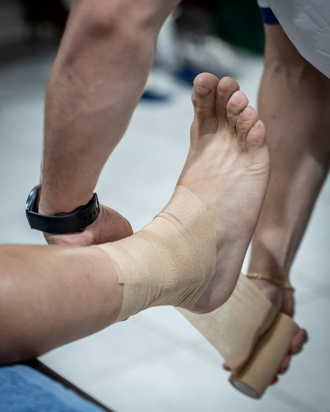 Bandagem funcional aplicada no tornozelo de atleta