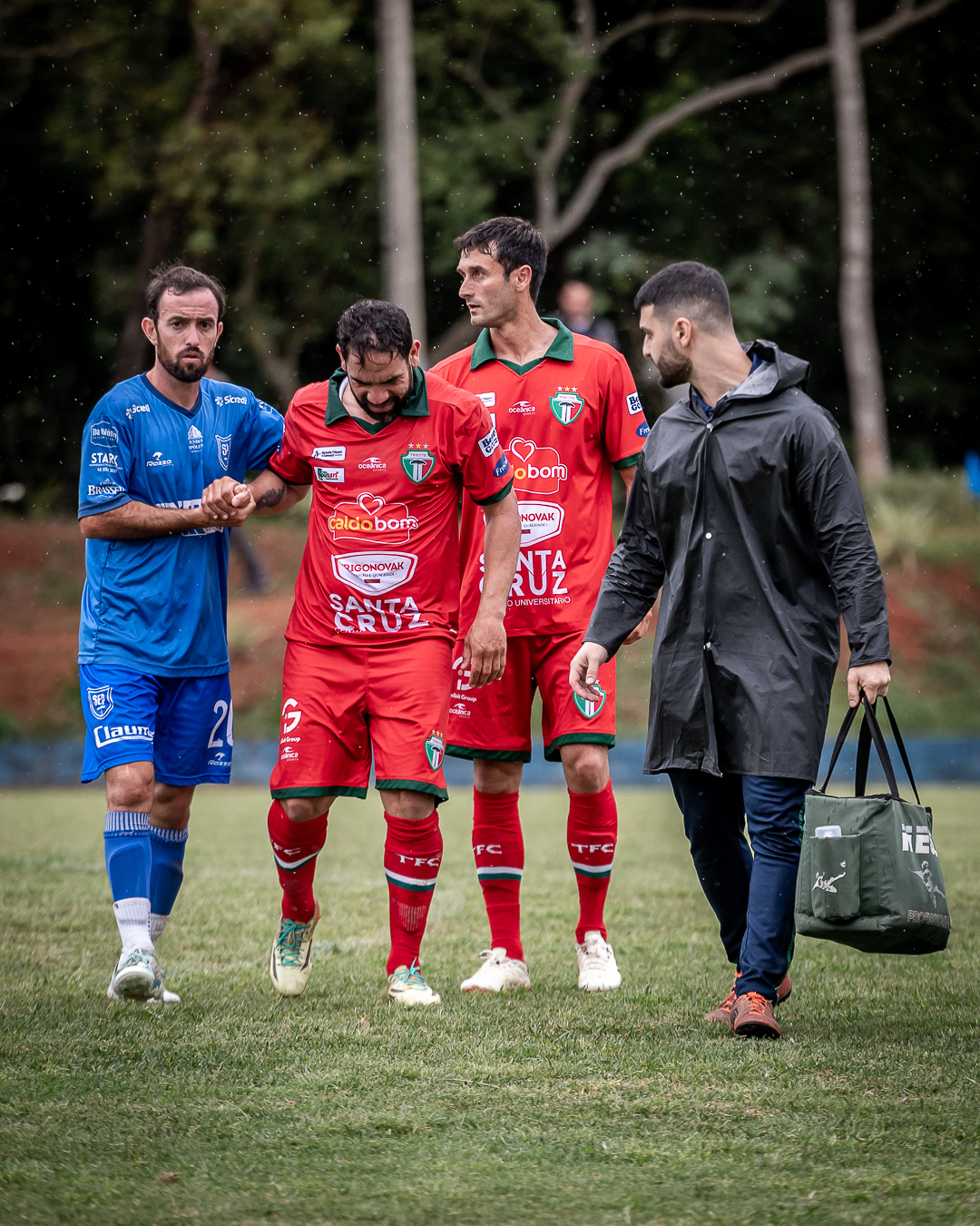 Dr. Victor Hauly acompanhando a saída de atleta lesionado do gramado