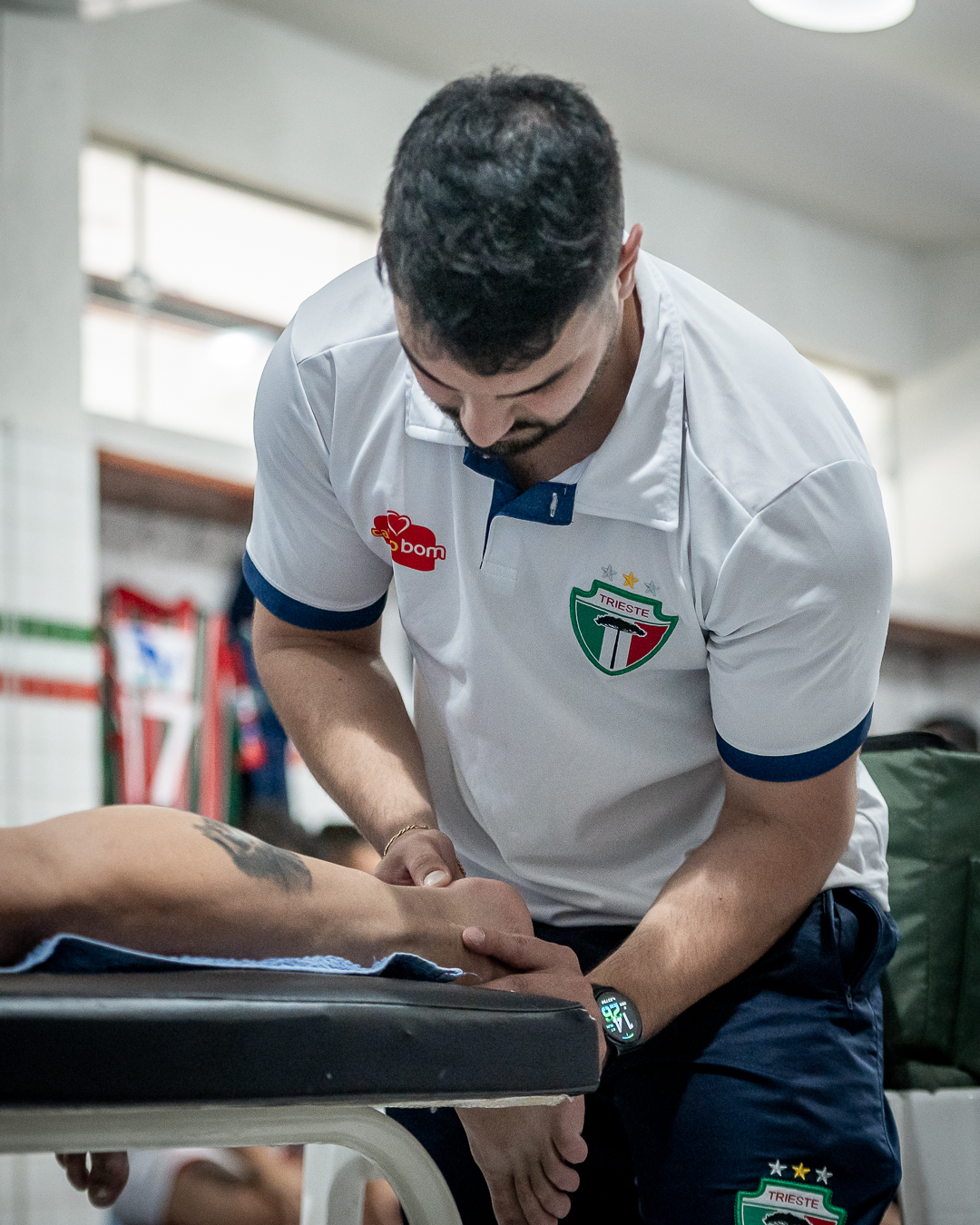 Dr. Victor Hauly tratando atleta no vestiário