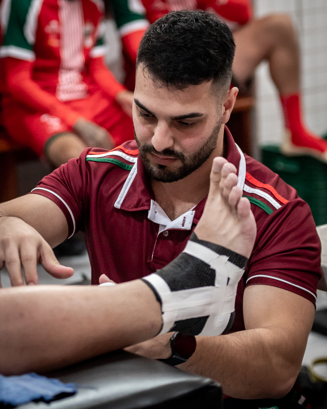 Dr. Victor Hauly aplicando bandagem funcional em atleta